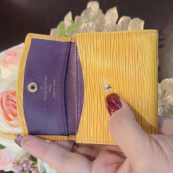 Authentic Louis Vuitton Epi card wallet - Picture 1 of 10